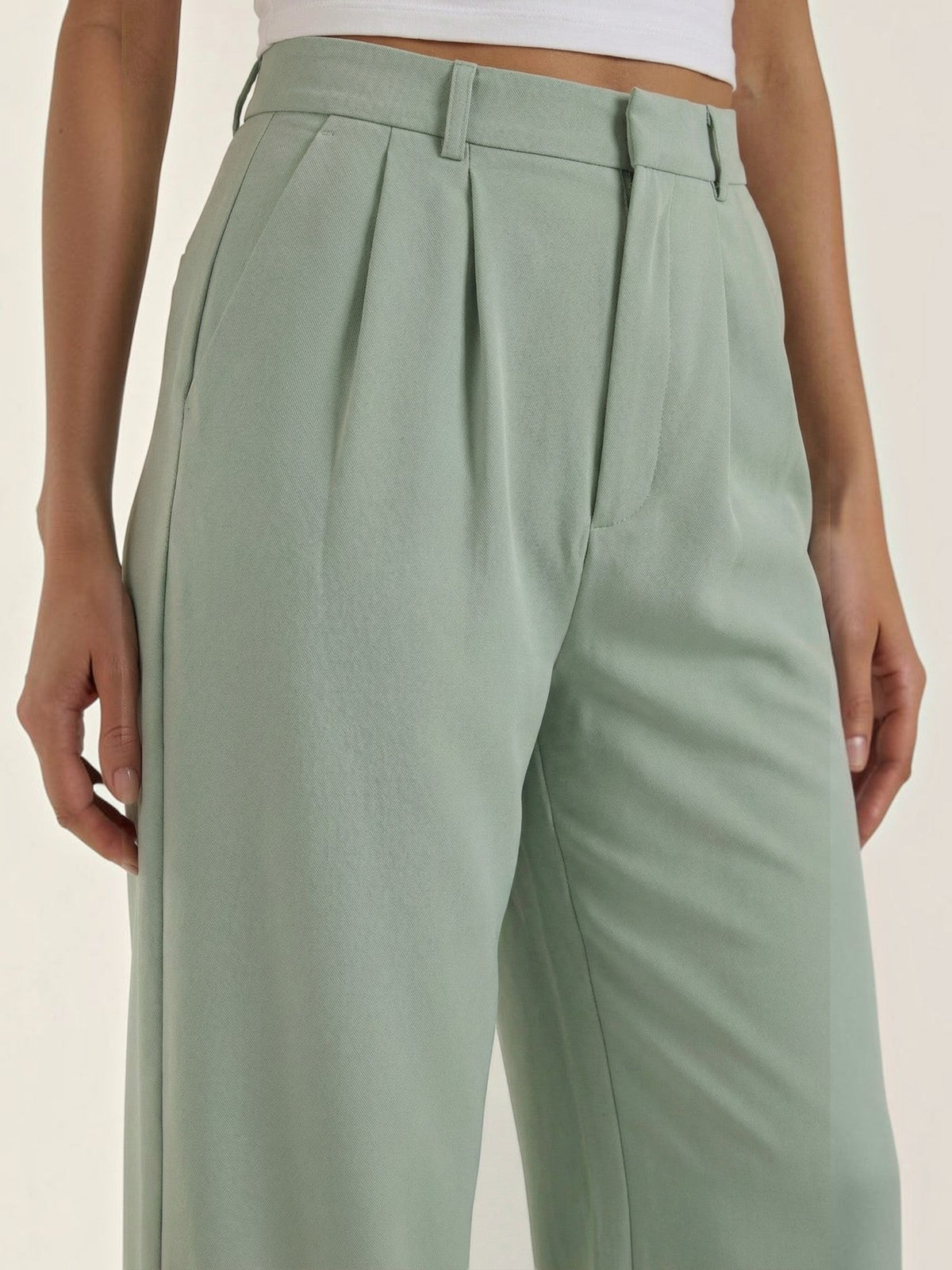 Emma Hose mit weitem Bein