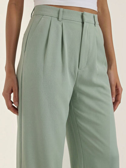 Emma Hose mit weitem Bein