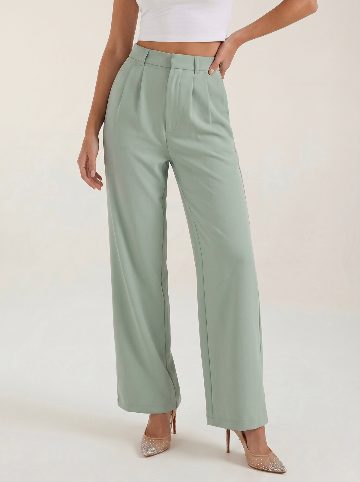 Emma Hose mit weitem Bein