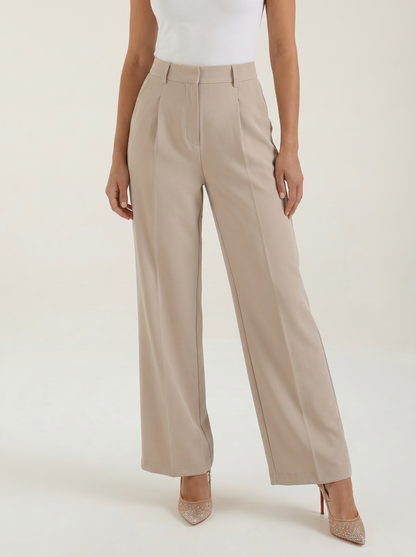 Emma Hose mit weitem Bein