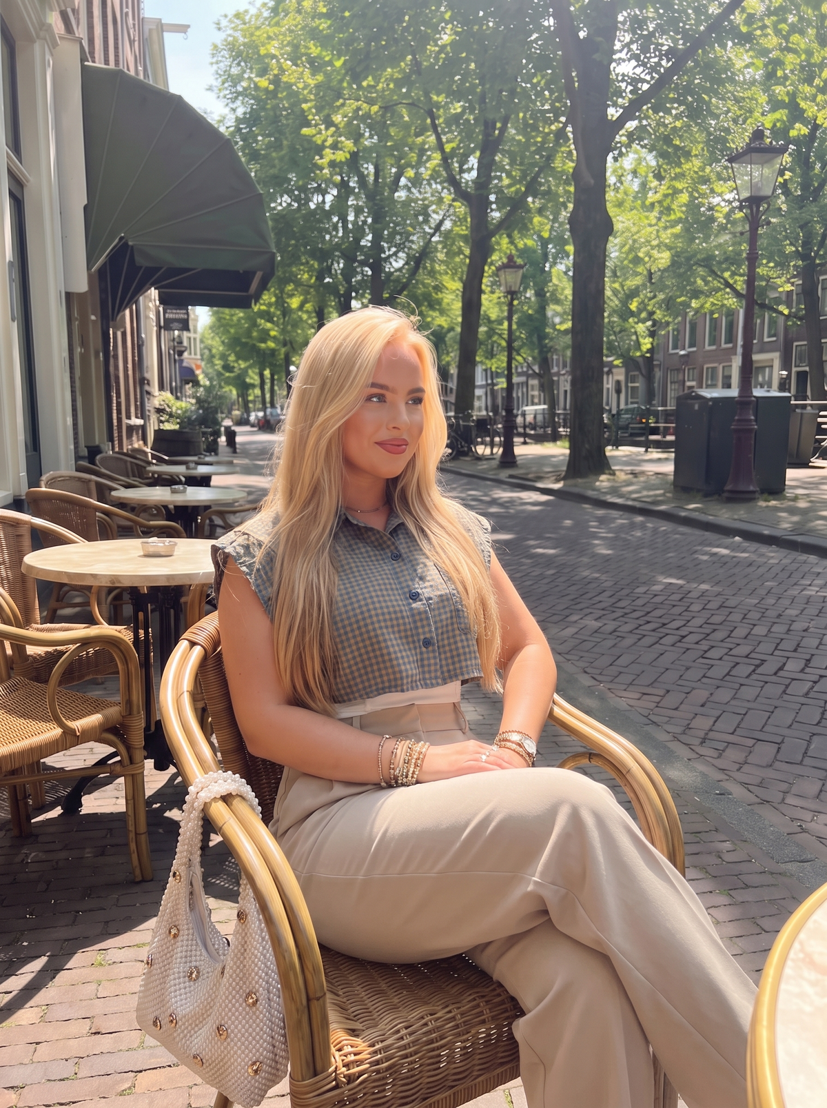 Emma Hose mit weitem Bein