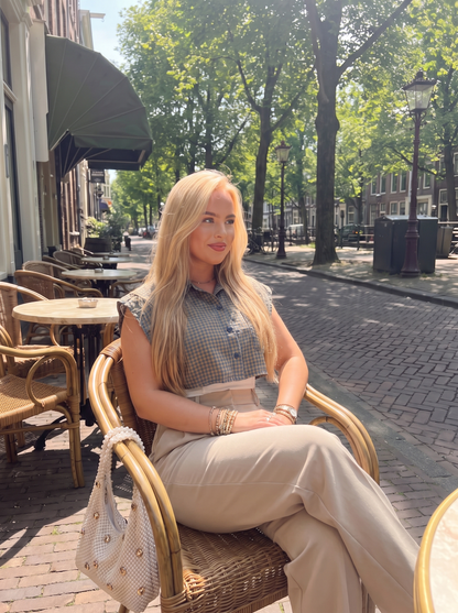 Emma Hose mit weitem Bein