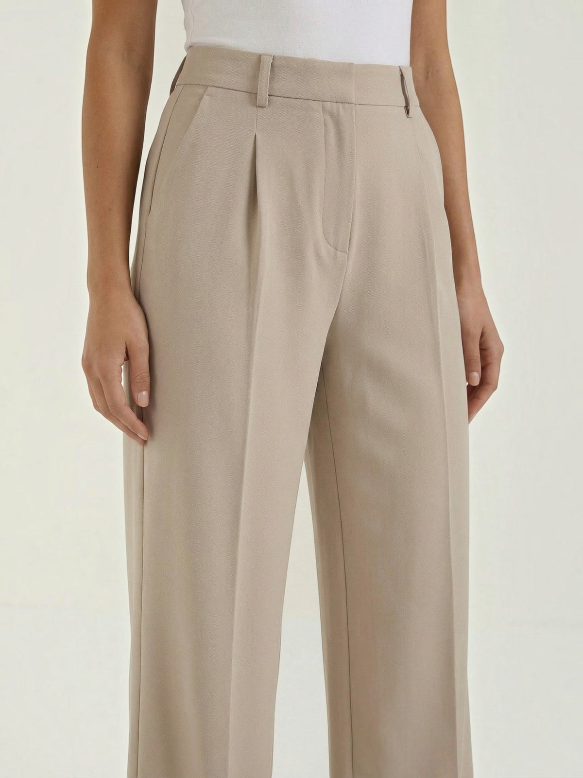 Emma Hose mit weitem Bein