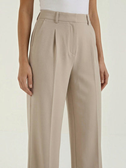 Emma Hose mit weitem Bein