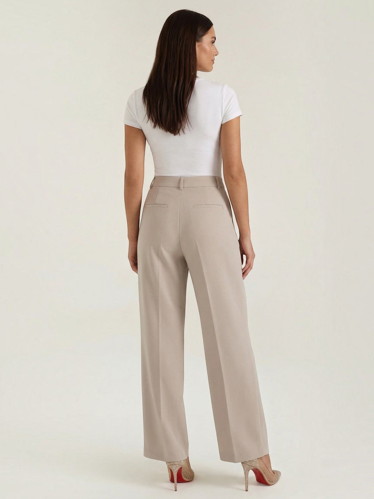 Emma Hose mit weitem Bein