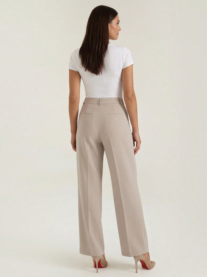 Emma Hose mit weitem Bein