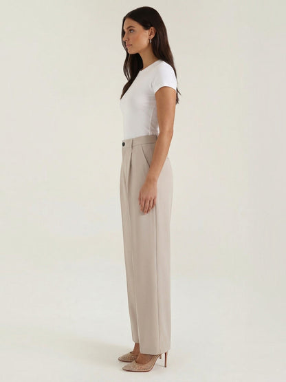 Emma Hose mit weitem Bein