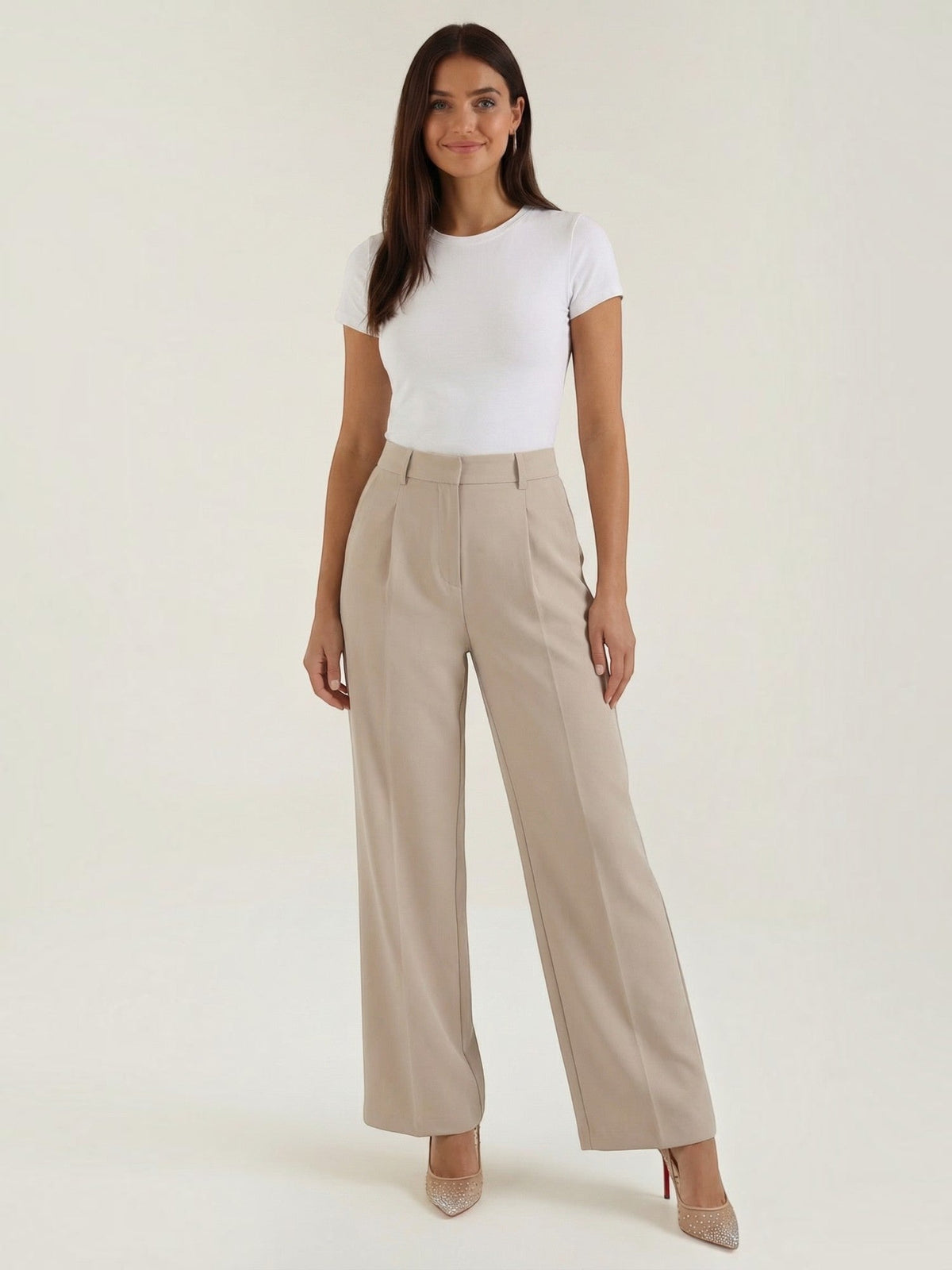 Emma Hose mit weitem Bein