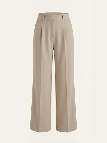 Emma Hose mit weitem Bein