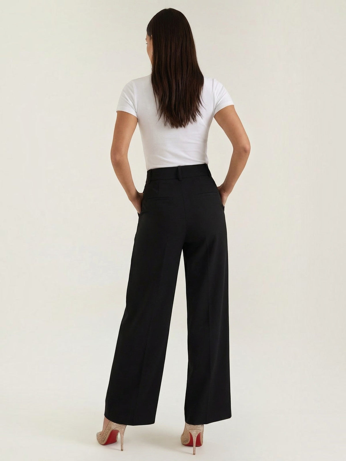 Emma Hose mit weitem Bein