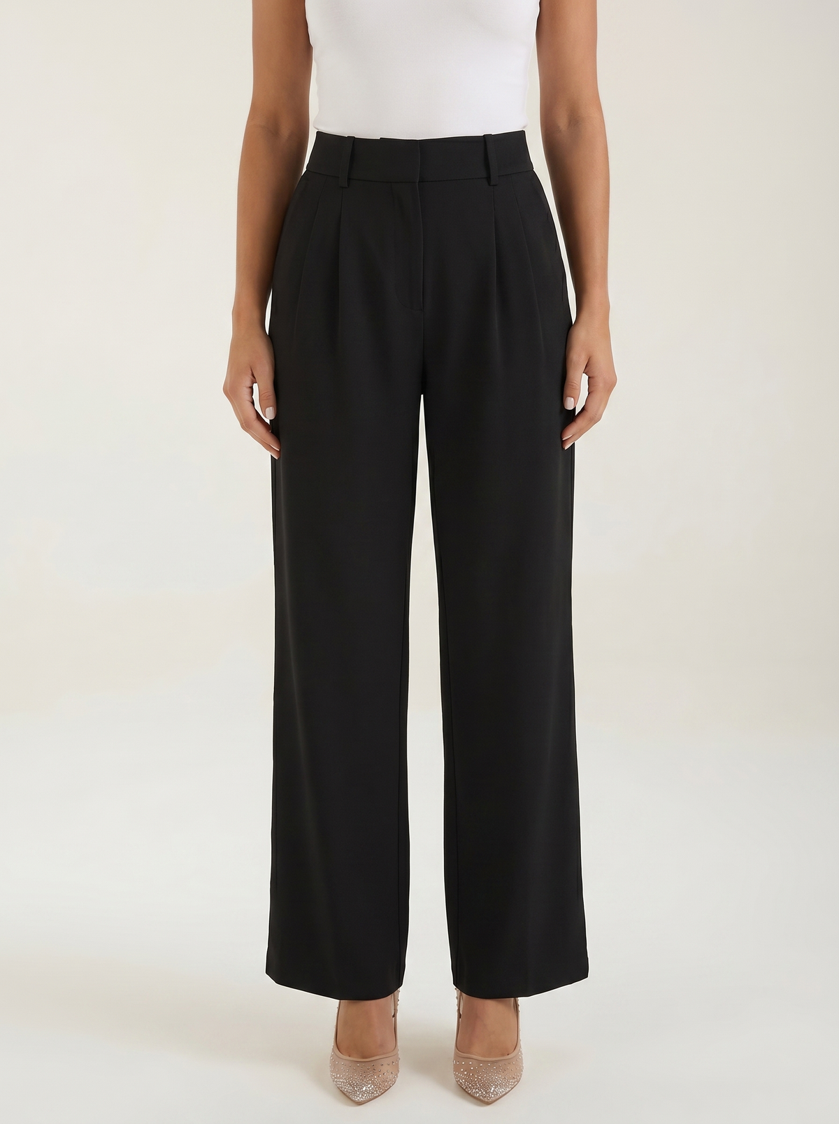 Emma Hose mit weitem Bein