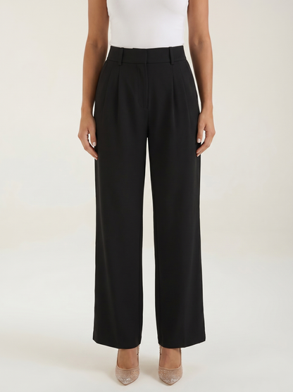 Emma Hose mit weitem Bein