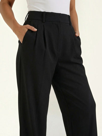 Emma Hose mit weitem Bein