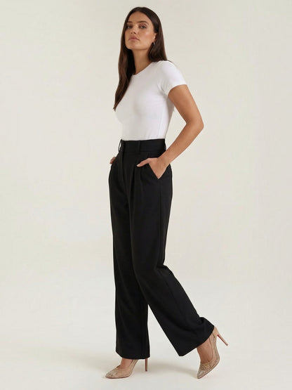 Emma Hose mit weitem Bein