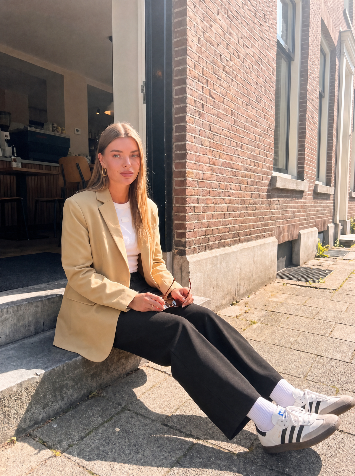 Emma Hose mit weitem Bein