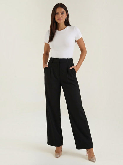 Emma Hose mit weitem Bein