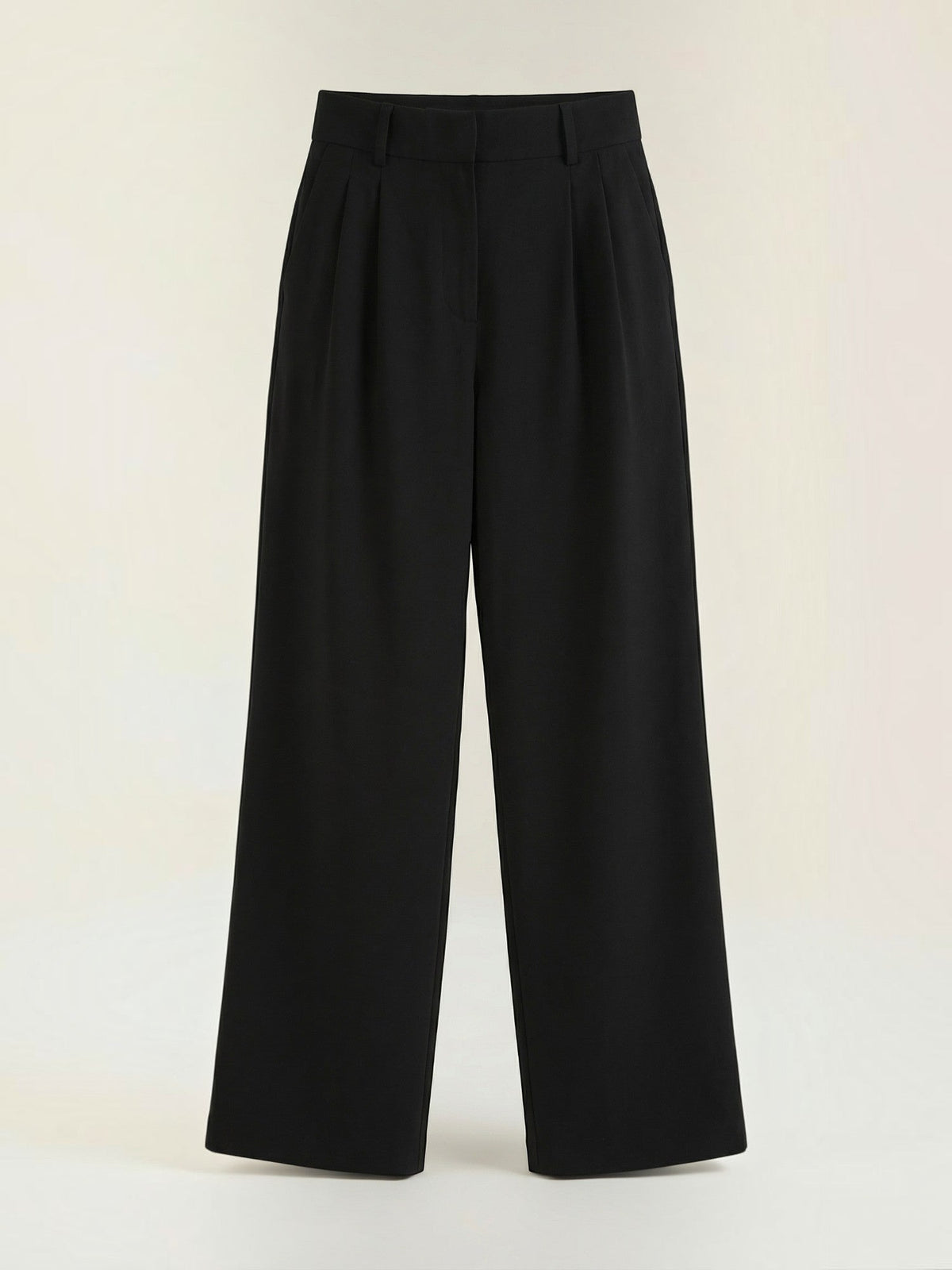 Emma Hose mit weitem Bein