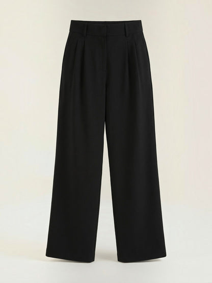 Emma Hose mit weitem Bein